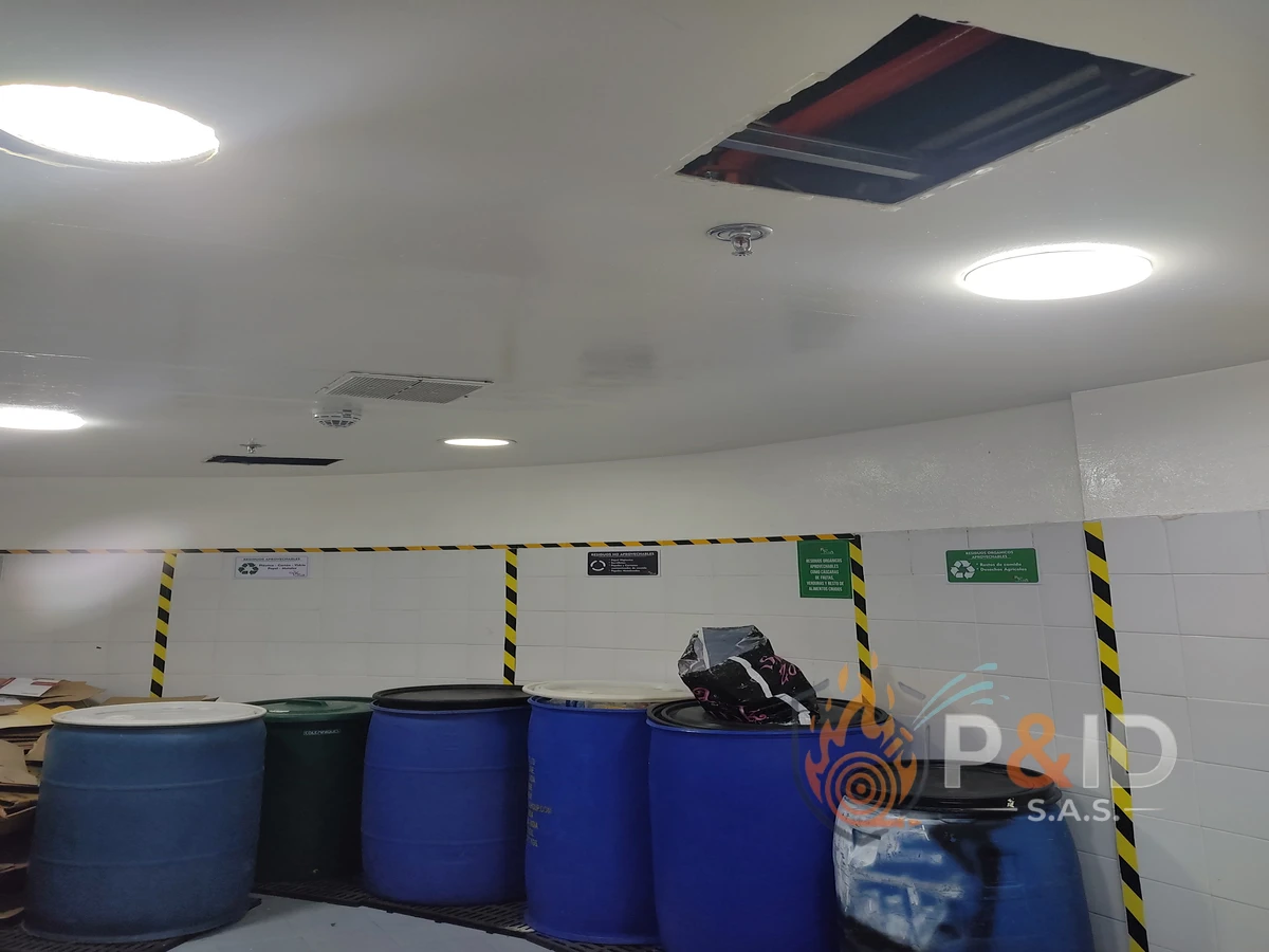 Detectores de humo direccionables instalados en edificio Colombia — NFPA 72