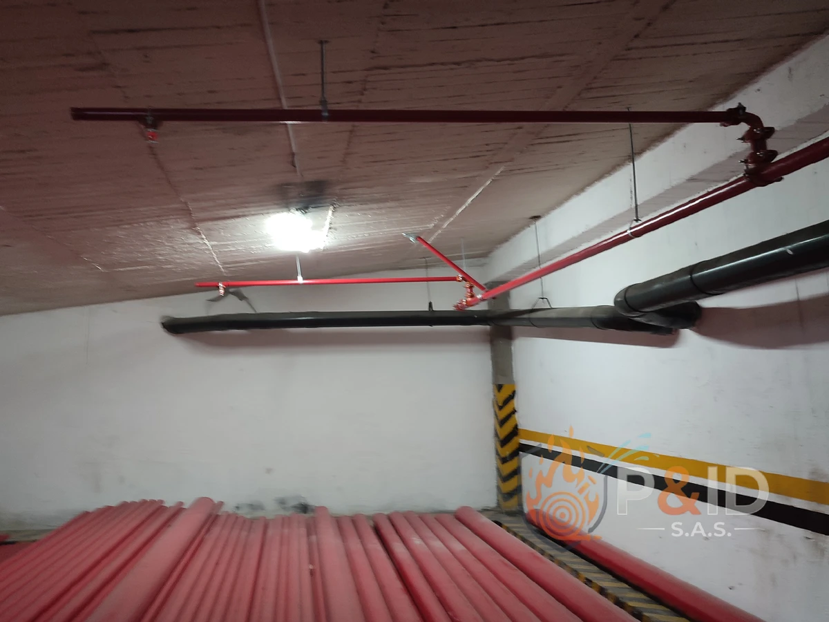 Sistema de detección y alarma contra incendios en centro comercial Colombia