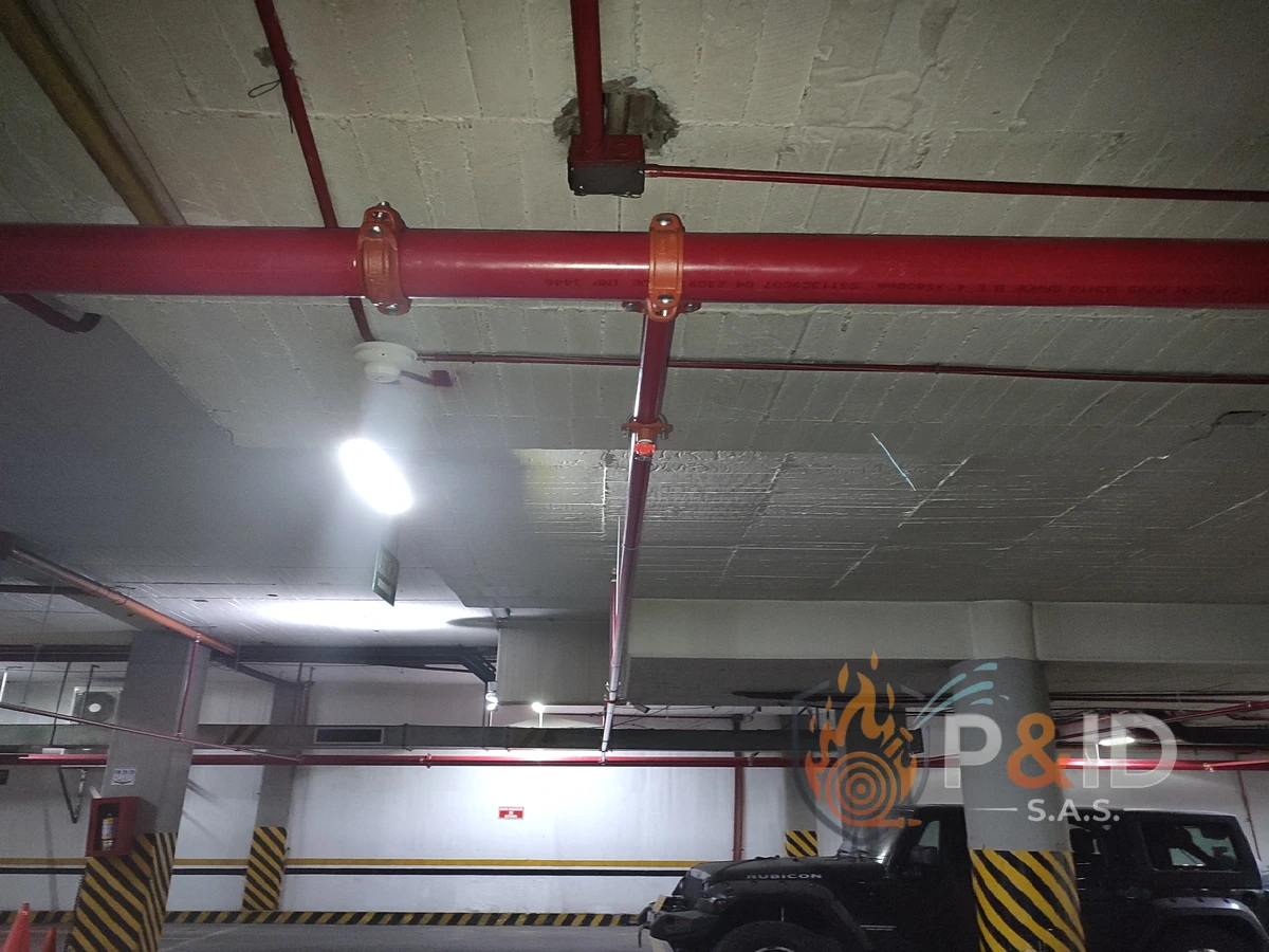 Tubería y gabinetes contra incendio en área comercial Bogotá