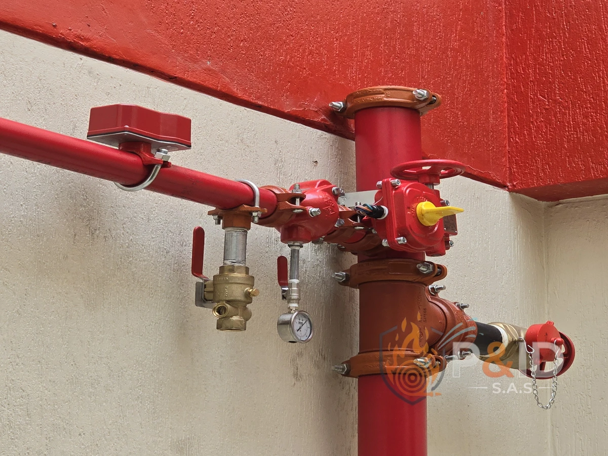 Montaje de red hidráulica contra incendio con tubería en acero negro — Bogotá Colombia